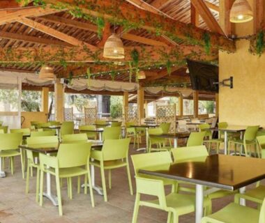 Espace repas couvert avec tables et chaises au Mobil-home dans les Gorges du Verdon