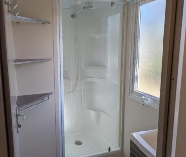 Salle de bain avec cabine de douche et fenêtre du Mobil-home dans les Gorges du Verdon