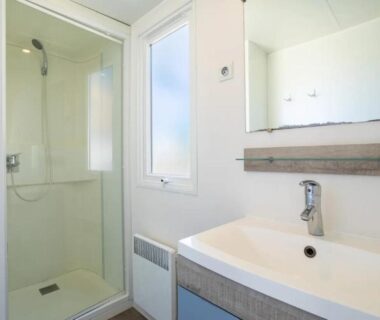 Salle de bain avec douche et lavabo dans le mobil-home de Laura et Angélique au camping Le Neptune