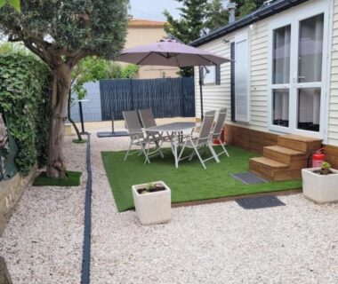 Terrasse avec parasol et table au Mobil home de Patricia et Franck à Sigean