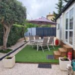Terrasse avec table et parasol devant le mobil home de Patricia et Franck à Sigean