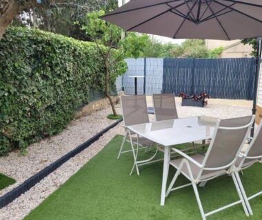 Terrasse avec table chaises et parasol du mobil home de Patricia et Franck à Sigean