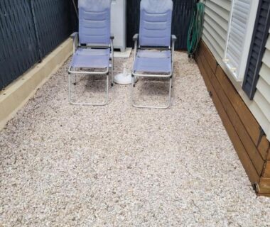 Terrasse gravillonnée avec deux transats du Mobil home de Patricia et Franck à Sigean
