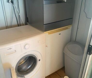 Coin buanderie avec lave-linge et lave-vaisselle compacts dans le Mobil home de charme à la mer