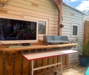 Terrasse avec télévision banquette et table du Mobil home de charme à la mer