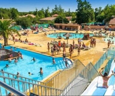 Piscine avec toboggans et baigneurs au Mobil-home du Lac Mimizan