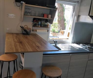 Cuisine équipée avec bar et tabourets dans le Mobil-home du Lac Mimizan