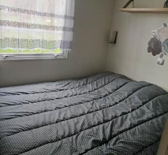 Chambre avec lit double et fenêtre du Mobil-home emplacement 1