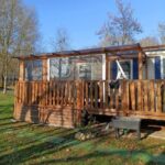 Terrasse en bois et pelouse au mobil-home emplacement 1