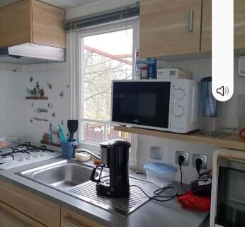 Cuisine équipée avec évier micro-ondes et cafetière dans le Mobil-home emplacement 1