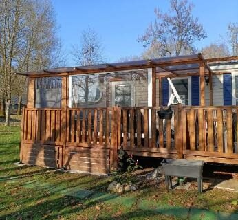 Terrasse en bois et pelouse au mobil-home emplacement 1