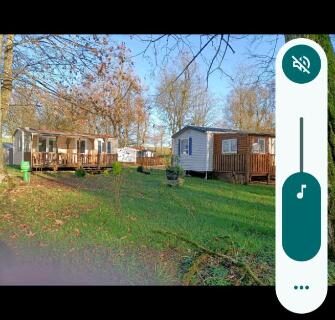 Allée gazonnée et mobil homes dans un parc du Mobil-home emplacement 1