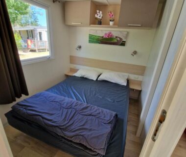 Chambre avec lit double dans le Mobil home en Provence du Camping 4 étoiles