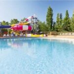 Piscine extérieure avec toboggan au Mobil home en Provence au Camping 4 étoiles