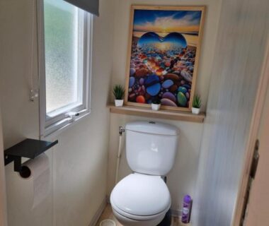 WC du mobil home avec tableau en forme de cœur et fenêtre dans le Mobil home en Provence