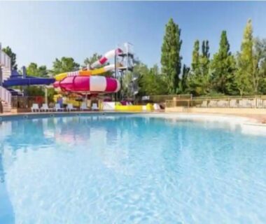 Piscine avec toboggans et transats au Mobil home en Provence Camping 4 étoiles 2 chambres 4-6 pers clim terrasse TV