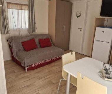 Intérieur mobil home avec canapé convertible et kitchenette du Mobil home en Provence Camping 4 étoiles