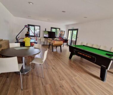 Salle de jeux avec billard et tables dans le mobil home en Provence Camping 4 étoiles