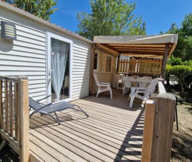 Terrasse en bois avec chaise longue et salon de jardin du Mobil home en Provence