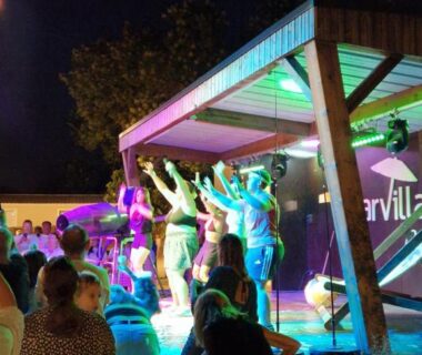 Scène extérieure nocturne avec artistes et public au Mobil home en Provence