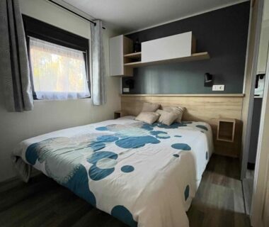 Dans la chambre lit double et rangements du mobil home familial N 211