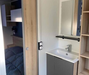 Salle de bain et chambre dans le mobil home familial N 211