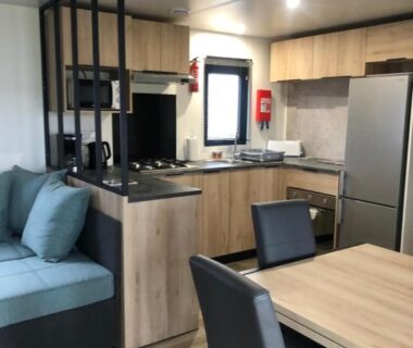 Intérieur coin cuisine et salon dans le mobil home familial N 211