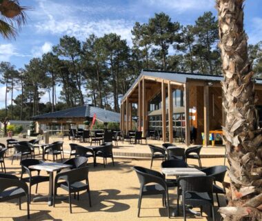 Terrasse extérieure avec tables et chaises au mobil home familial N 211