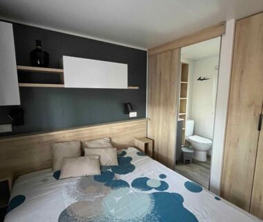 Chambre avec lit double et salle d'eau dans le mobil home familial N 211