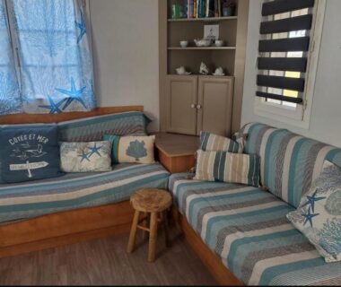 Coin salon avec banquette et coussins nautiques dans le mobil home familial 4-6pers Accès piscine et aire de jeux