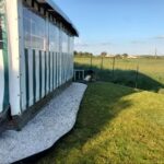 Terrasse couverte et allée gravillonnée du mobil home familial 4-6pers avec accès piscine et aire de jeux