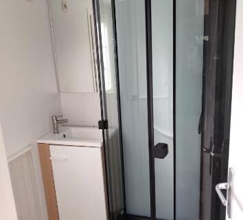 Salle d'eau avec cabine de douche et lavabo dans le Mobil home familial 4-6pers accès piscine et aire de jeux