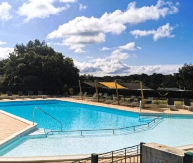 Piscine extérieure avec transats au Mobil home familial 4-6pers Accès piscine et aire de jeux