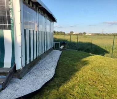 Terrasse couverte et allée gravillonnée du mobil home familial 4-6pers avec accès piscine et aire de jeux