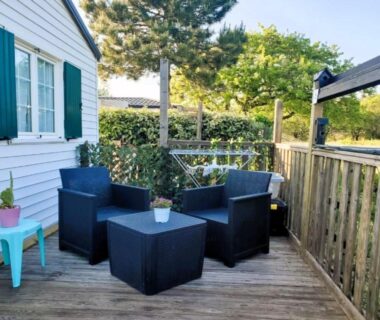 Terrasse avec salon extérieur et volets verts du Mobil home familial 4-6pers Accès piscine et aire de jeux