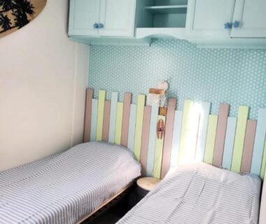 Chambre avec deux lits simples dans le mobil home familial 4-6pers Accès piscine et aire de jeux