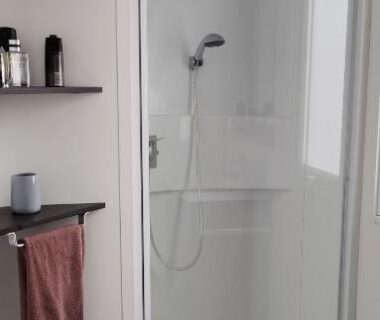 Salle de bains avec cabine de douche du Mobil home famille Calazel