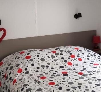 Intérieur chambre avec lit double et rangements dans le Mobil home famille Calazel