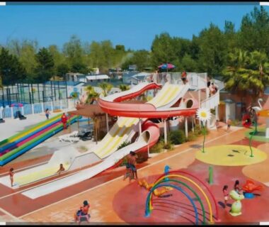 Aire aquatique avec toboggans et jeux d'eau au Mobil home famille Calazel