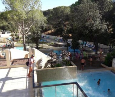 Terrasse et piscines extérieures vues depuis le mobil home Florida au camping les Cigales