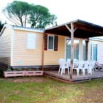 Terrasse couverte avec salon de jardin du Mobil home Florida au camping les Cigales