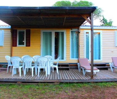 Terrasse en bois avec table chaises et transats du Mobil home Florida