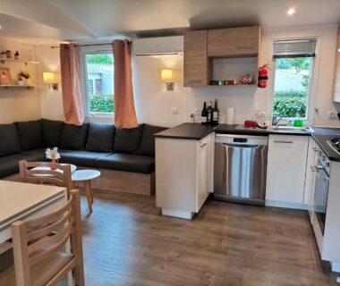 Terrasse avec salon extérieur du Mobil-home haut standing Séjour idéal entre Lac et Océan