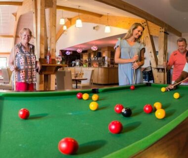 Salle de jeux avec billard dans le Mobil-home haut standing Séjour idéal entre Lac et Océan