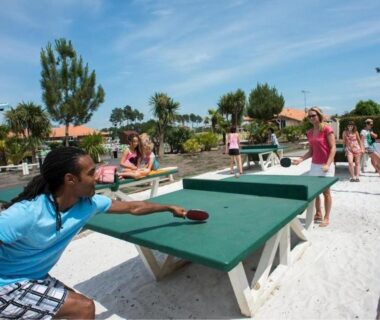 Espace extérieur avec tables de ping-pong au Mobil-home haut standing Séjour idéal entre Lac et Océan