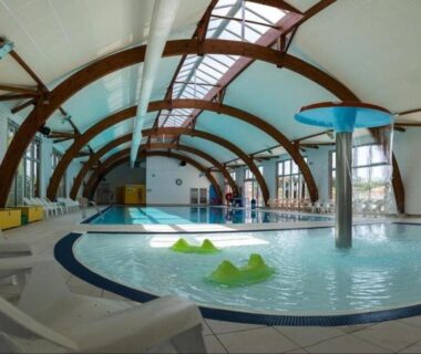 Piscine couverte avec fontaine et chaises longues dans le Mobil-home haut standing Séjour idéal entre Lac et Océan