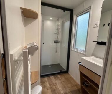 Salle de bain avec douche vitrée et lavabo dans le mobil home ile de loisirs de buthiers