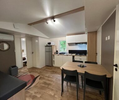 Séjour avec kitchenette et coin repas dans le mobil home ile de loisirs de buthiers