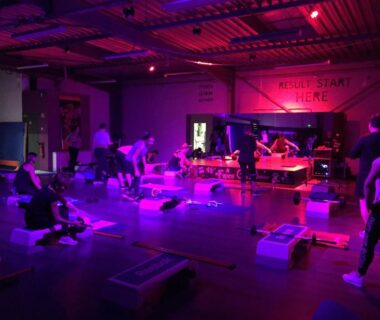 Salle intérieure avec cours de fitness et participants dans le Mobil home ile de loisirs de buthiers