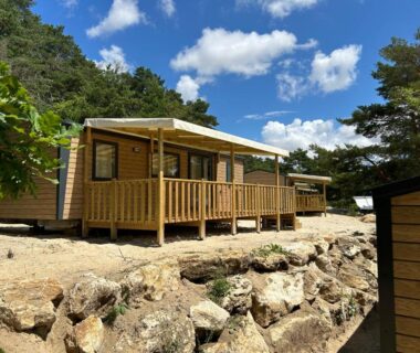 Sur terrain rocheux mobil-home avec terrasse en bois au Mobil home ile de loisirs de buthiers